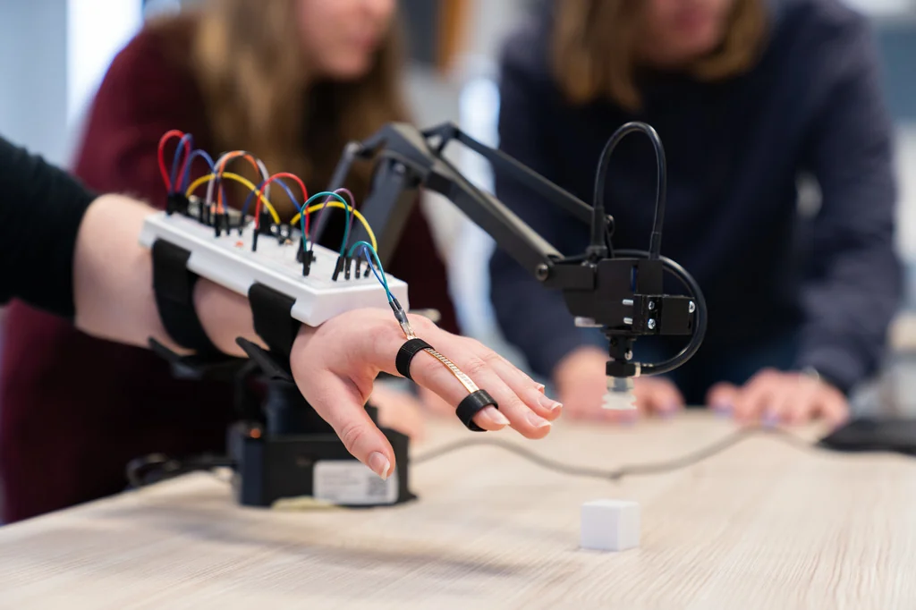 Носимый держатель для макетной платы на предплечье