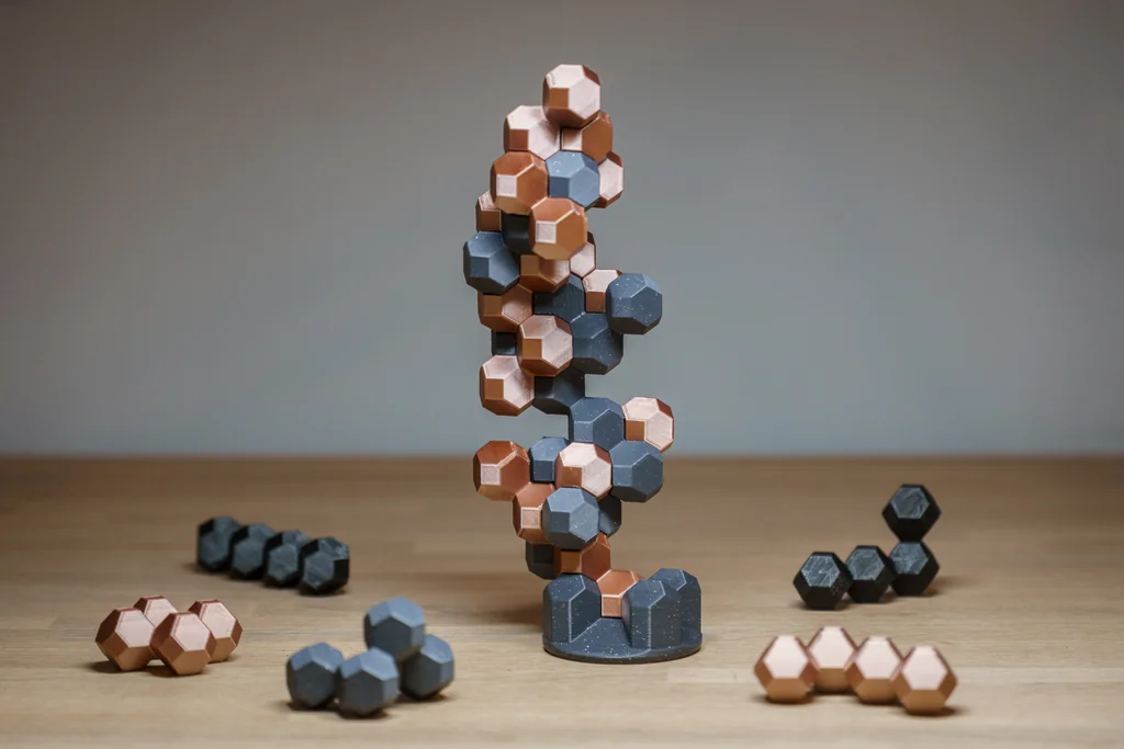 HedronStack: 3D Стратегическая Игра на Балансировку