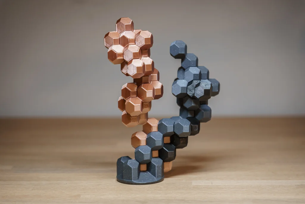 HedronStack: 3D Стратегическая Игра на Балансировку