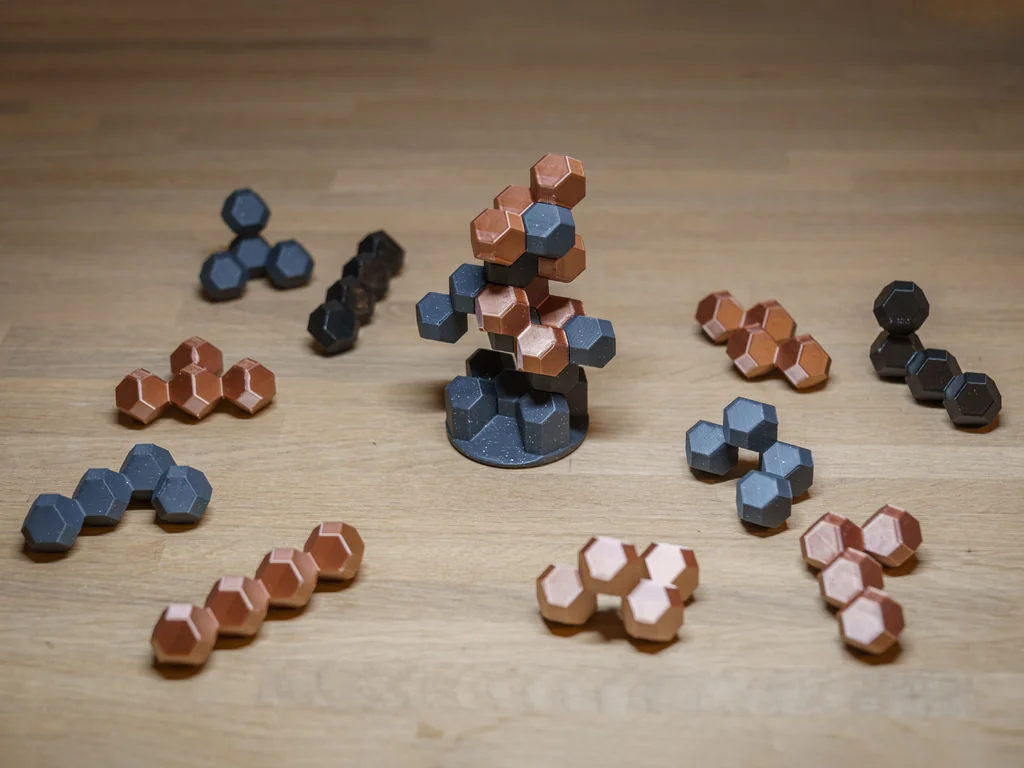 HedronStack: 3D Стратегическая Игра на Балансировку