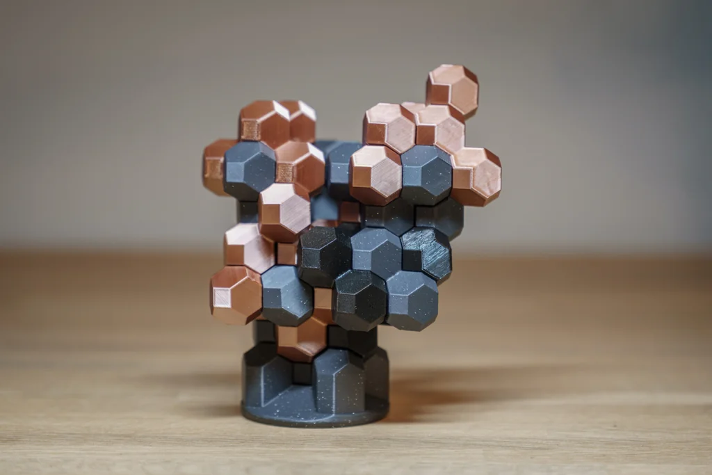 HedronStack: 3D Стратегическая Игра на Балансировку