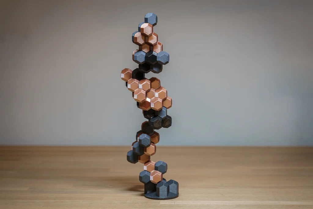 HedronStack: 3D Стратегическая Игра на Балансировку