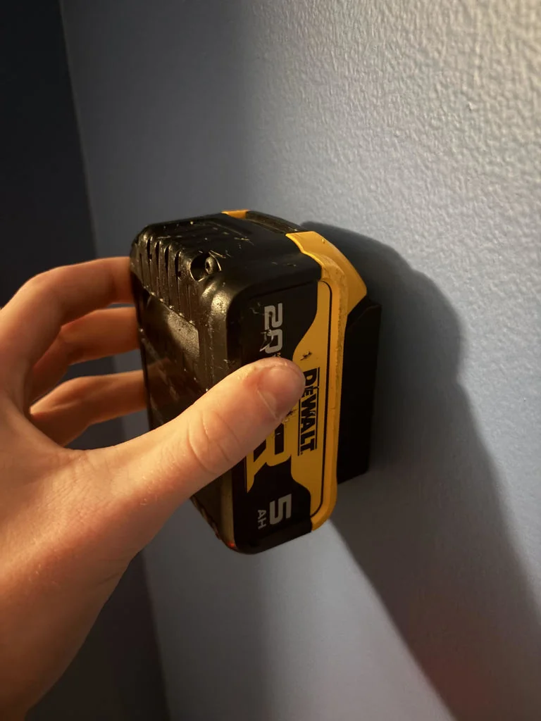 Держатель для батарей 20V DeWalt