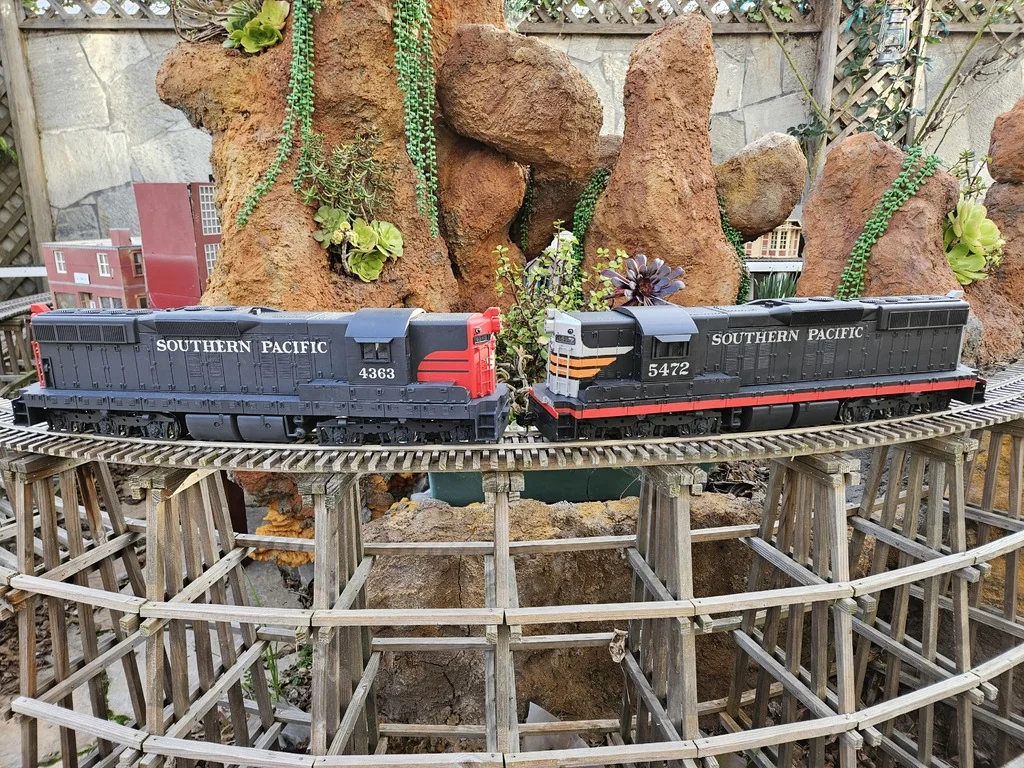 1:29 Модель локомотива EMD SD9 Southern Pacific