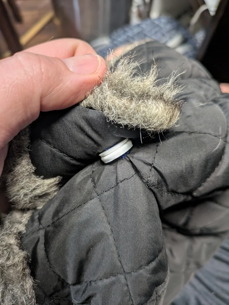 Кнопка сшиваемая с защелкой