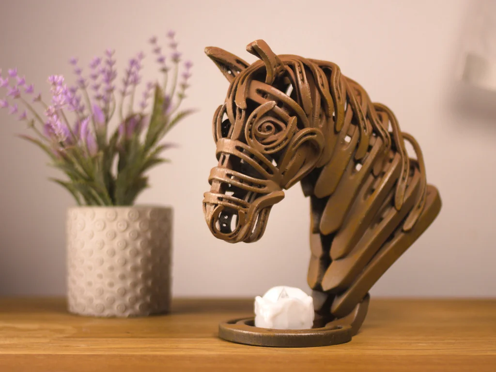 Скульптура головы лошади из подков