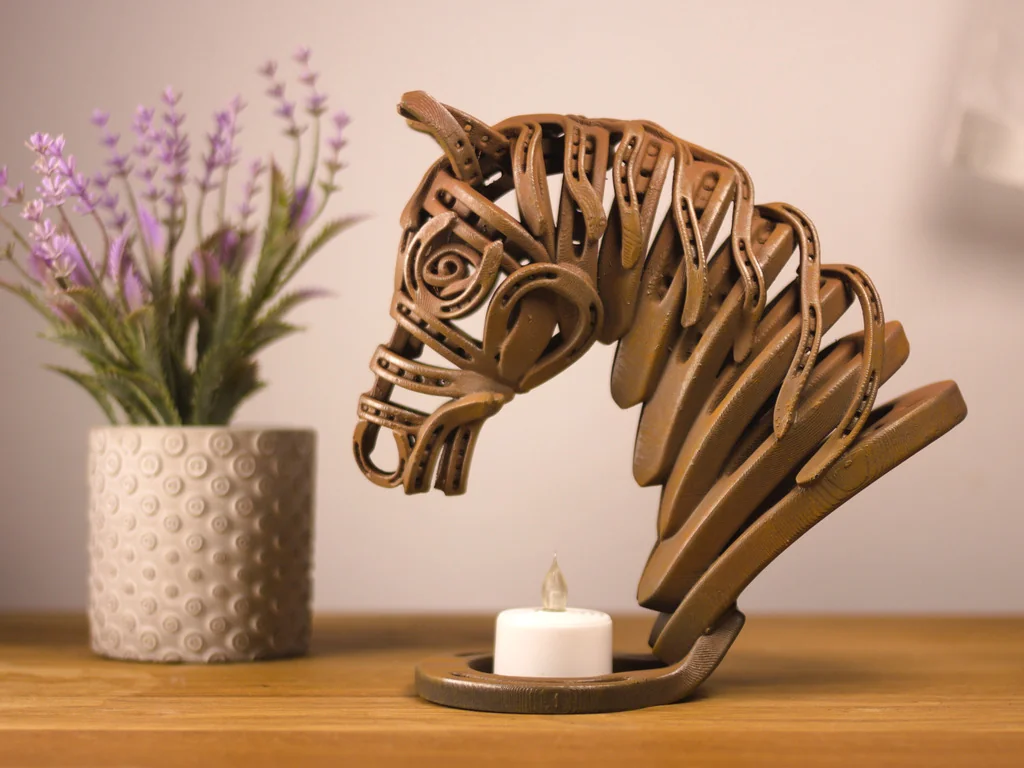 Скульптура головы лошади из подков