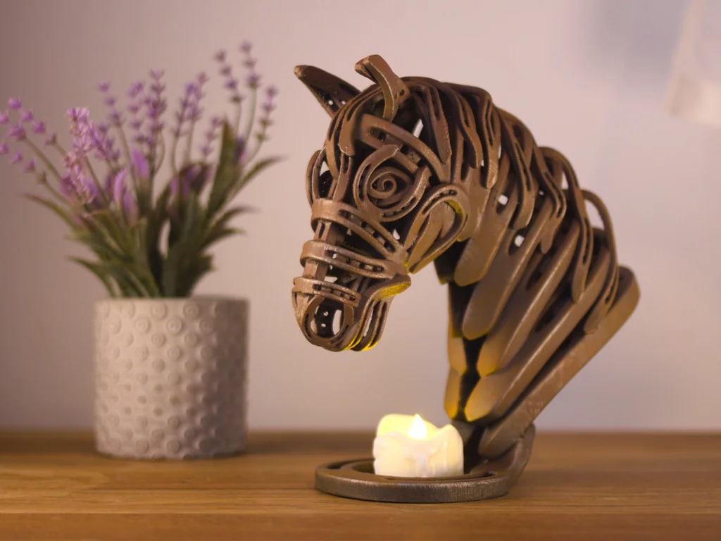 Скульптура головы лошади из подков