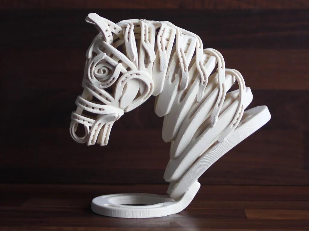 Скульптура головы лошади из подков