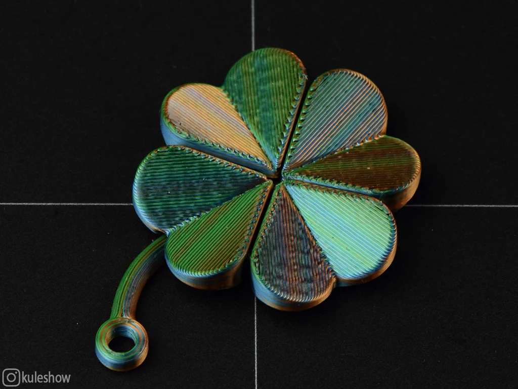 Гибкий брелок в форме четырехлистного клевера