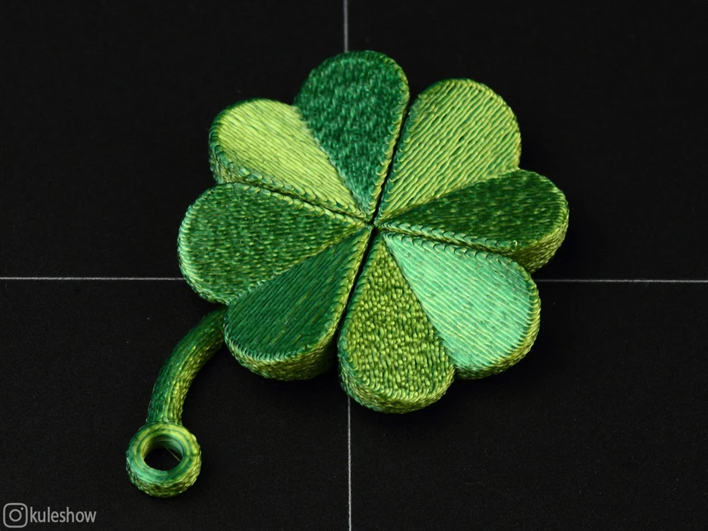 Гибкий брелок в форме четырехлистного клевера