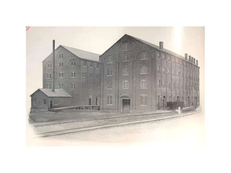 Модель крупного кирпичного здания в масштабе HO