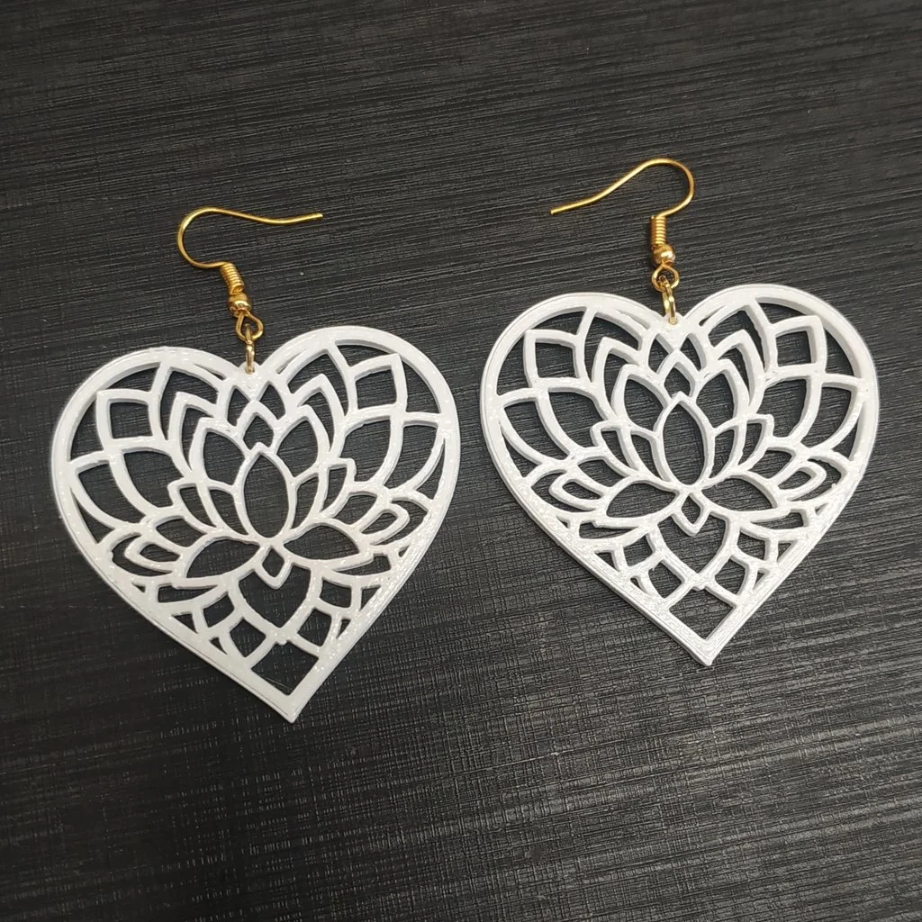 3D модель Сережки у формі серця з лотосом - фото 2