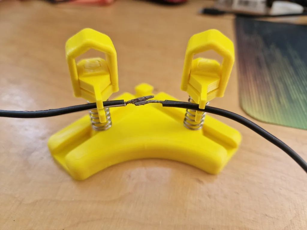 Помощник для пайки с зажимами