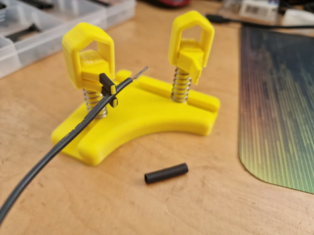 Помощник для пайки с зажимами