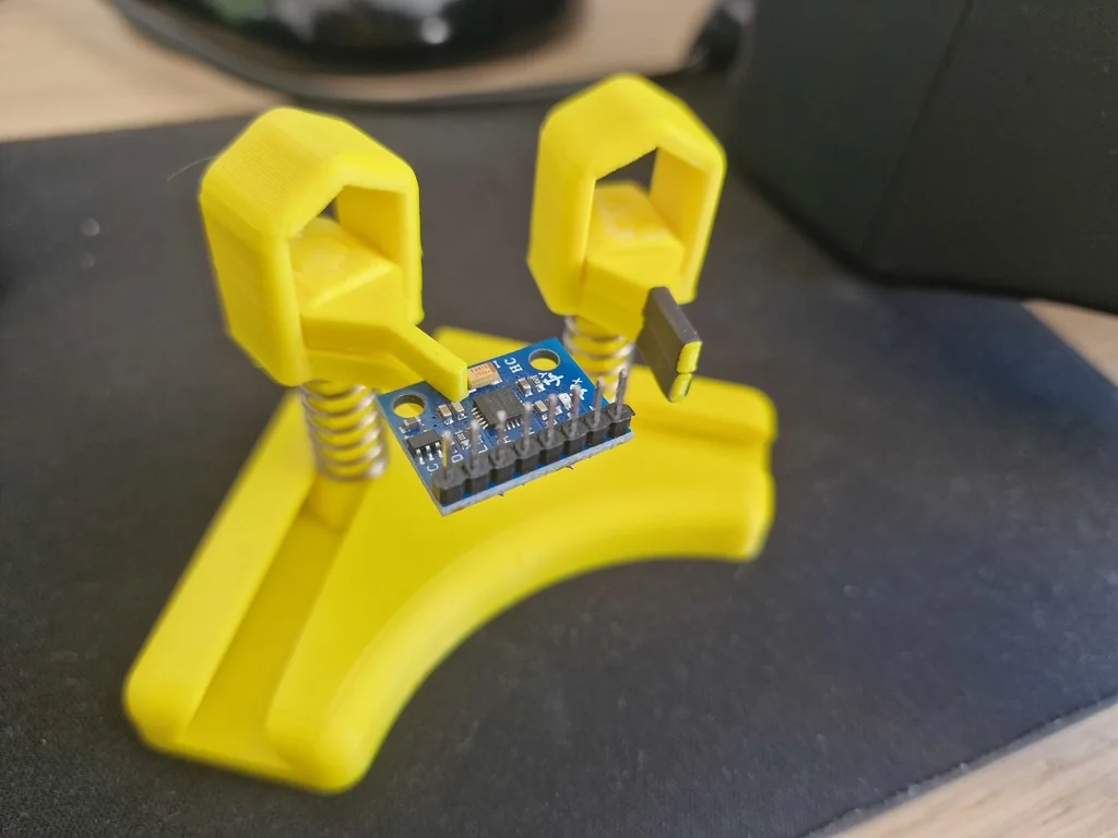 Помощник для пайки с зажимами