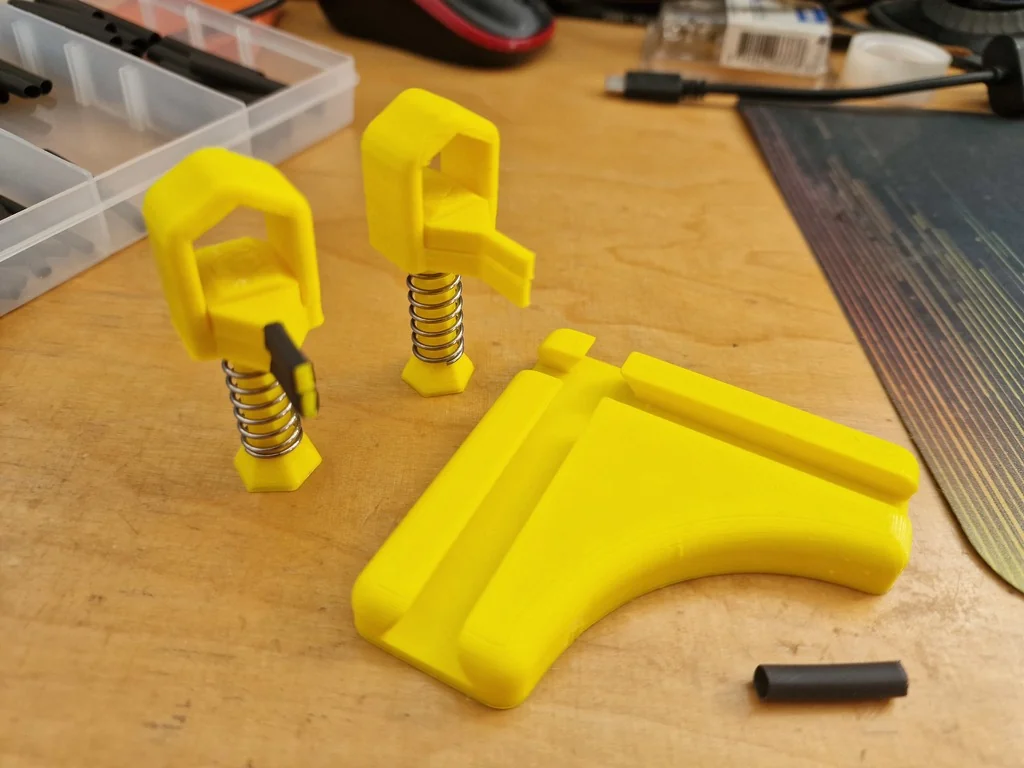 Помощник для пайки с зажимами