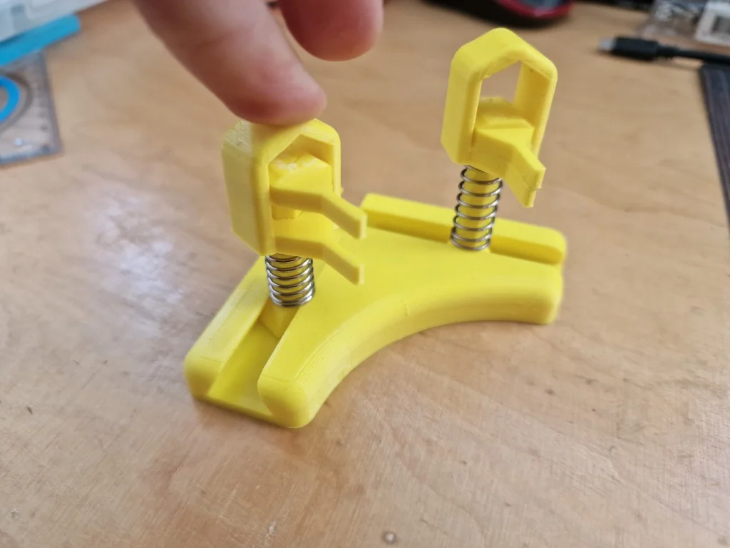 Помощник для пайки с зажимами