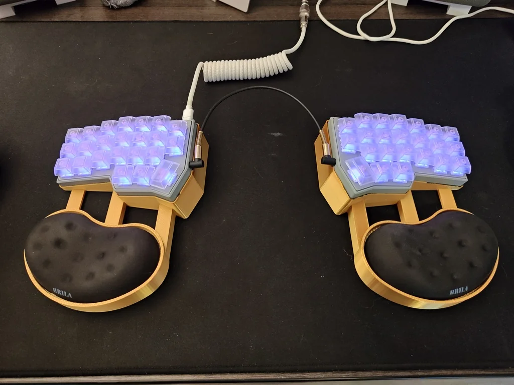 Корпус для клавиатуры Corne v4/v4.1 с подставкой для рук Brila