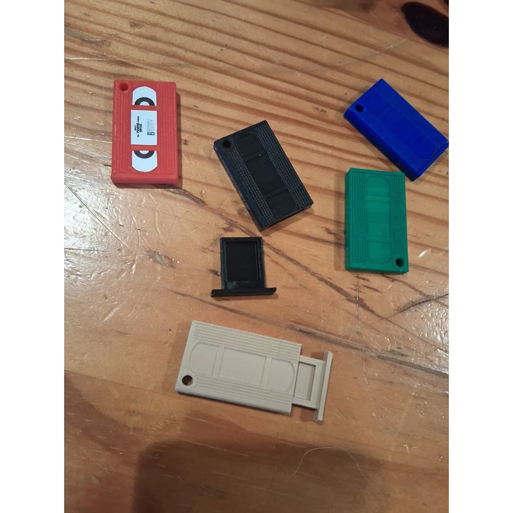 3D модель Ключница для micro SD-карт в стиле VHS - фото 2
