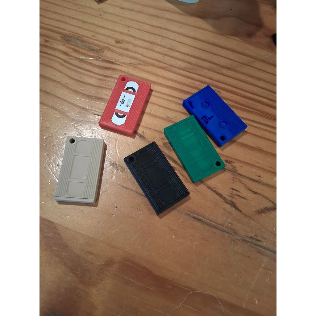 3D модель Ключница для micro SD-карт в стиле VHS - фото 3