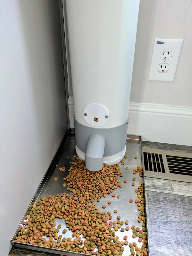 Диспенсер для корма с гравитационной подачей