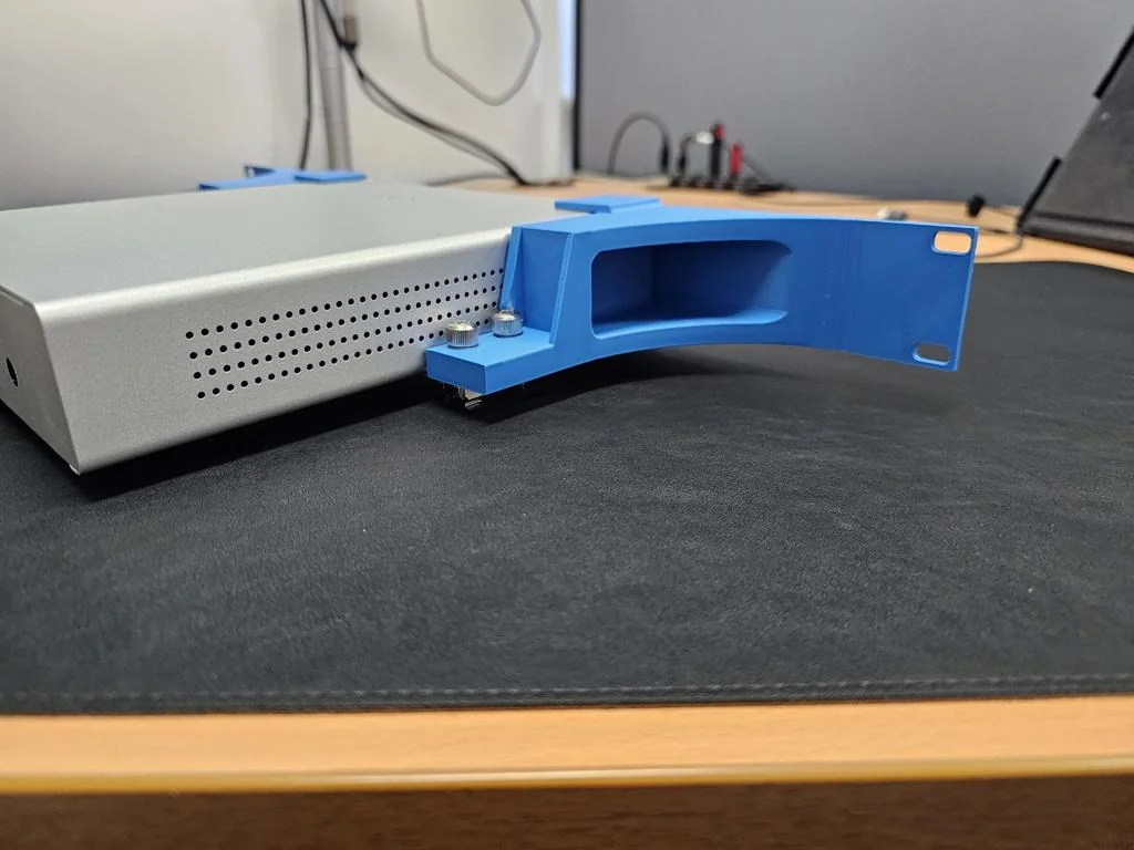 3D модель Адаптер для установки Cisco Meraki MS130-8X - фото 2