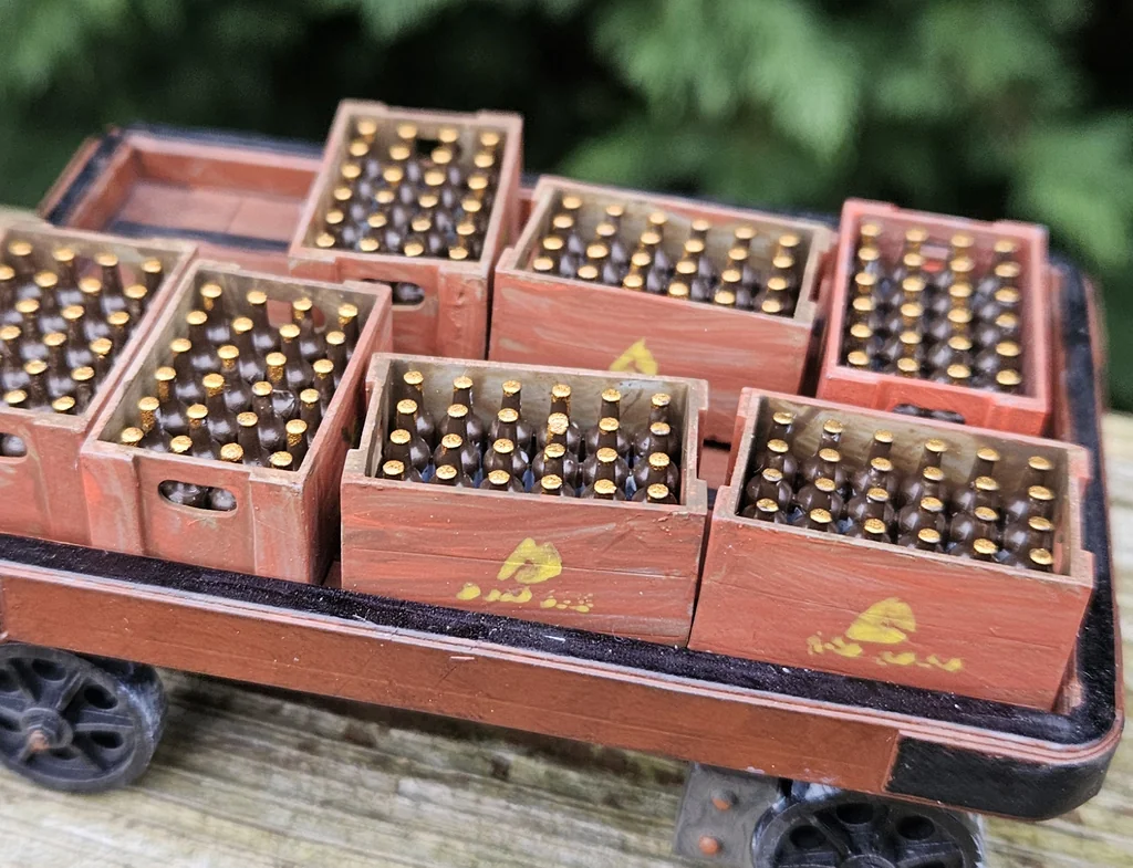 3D модель Модель деревянного ящика с пивом и бутылками 1:19 - фото 1