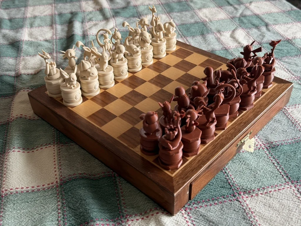 Шахматный набор Покемонов с фигурой епископа Глассиона