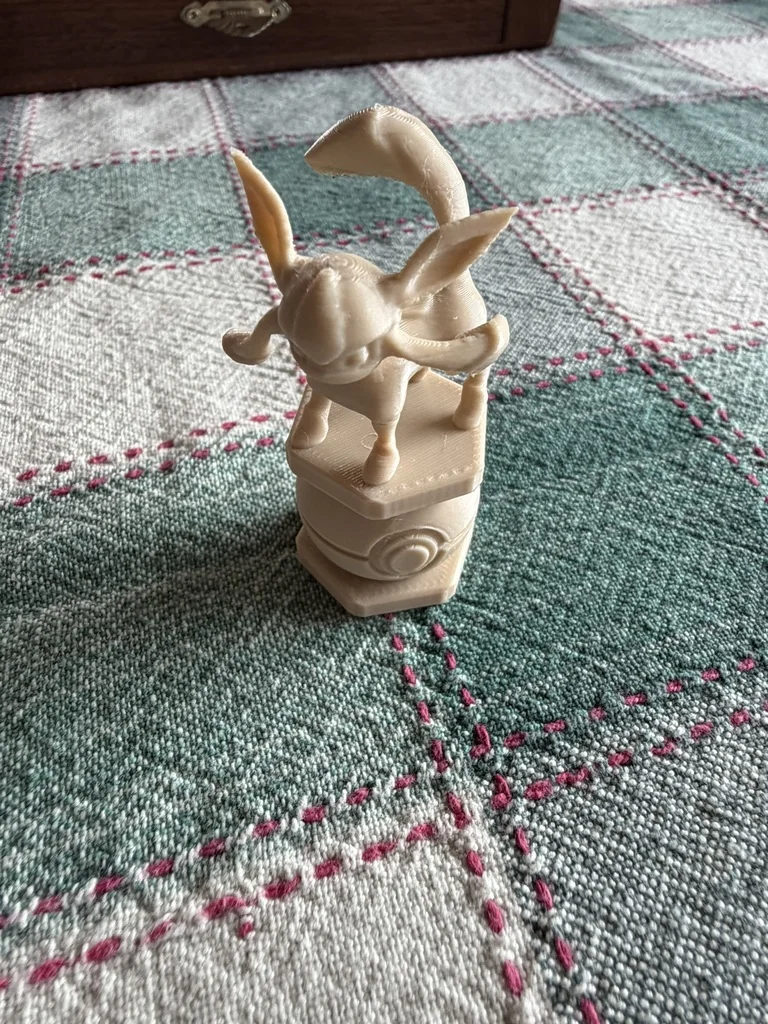 Шахматный набор Покемонов с фигурой епископа Глассиона