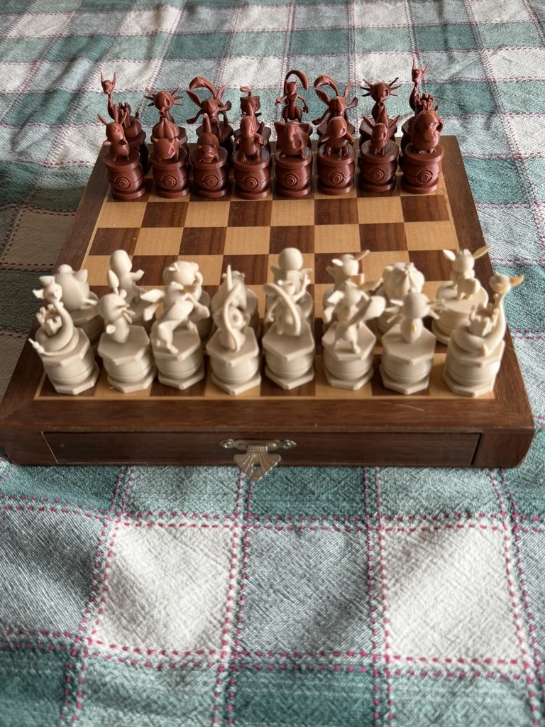 Шахматный набор Покемонов с фигурой епископа Глассиона