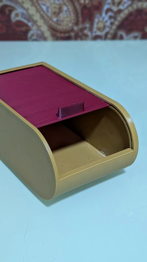 Коробка с роликовыми шторами для мелких предметов