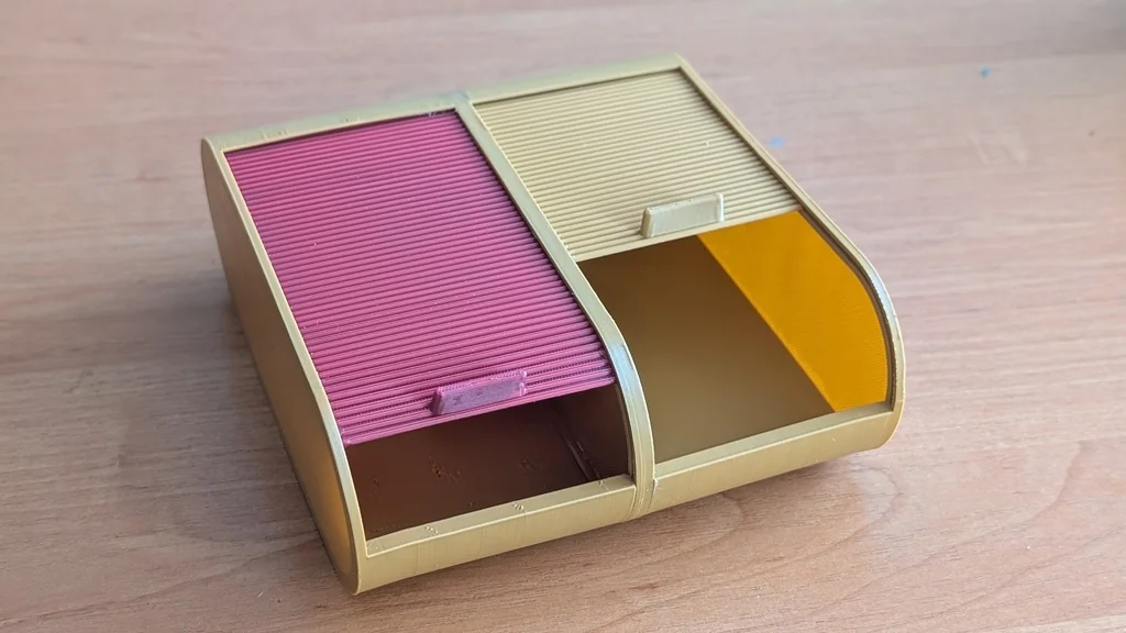 Коробка с роликовыми шторами для мелких предметов