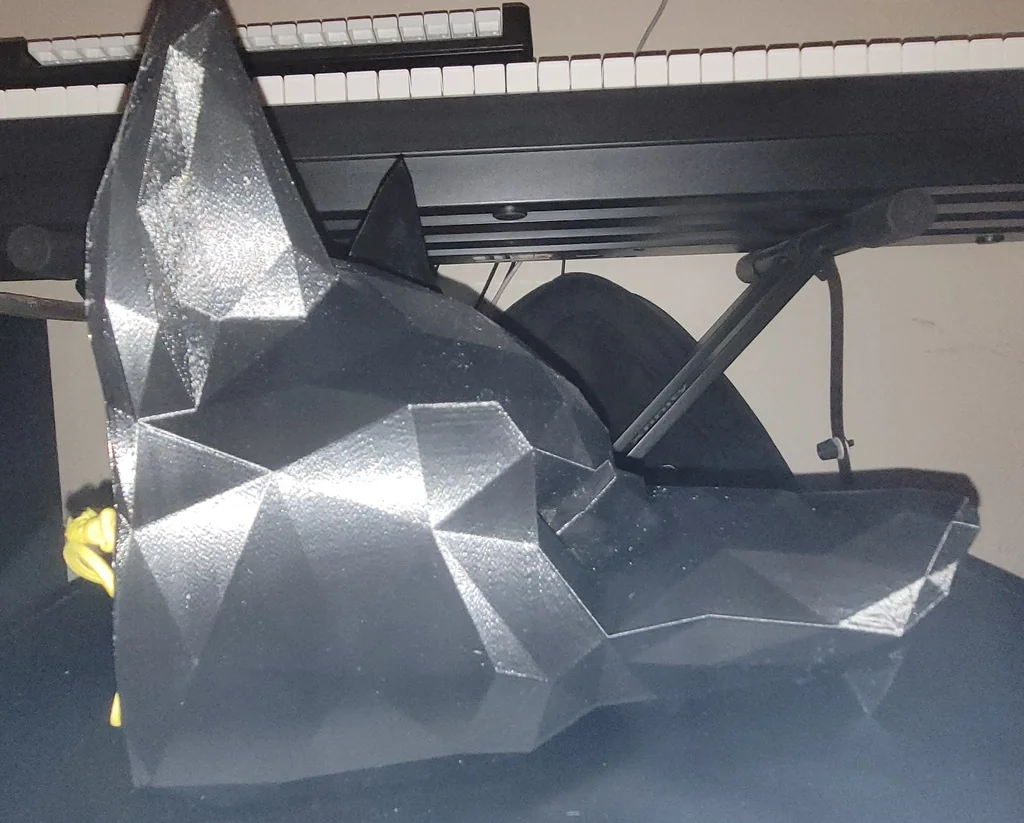 Низкополигональная волчья маска с отверстиями для шнурка