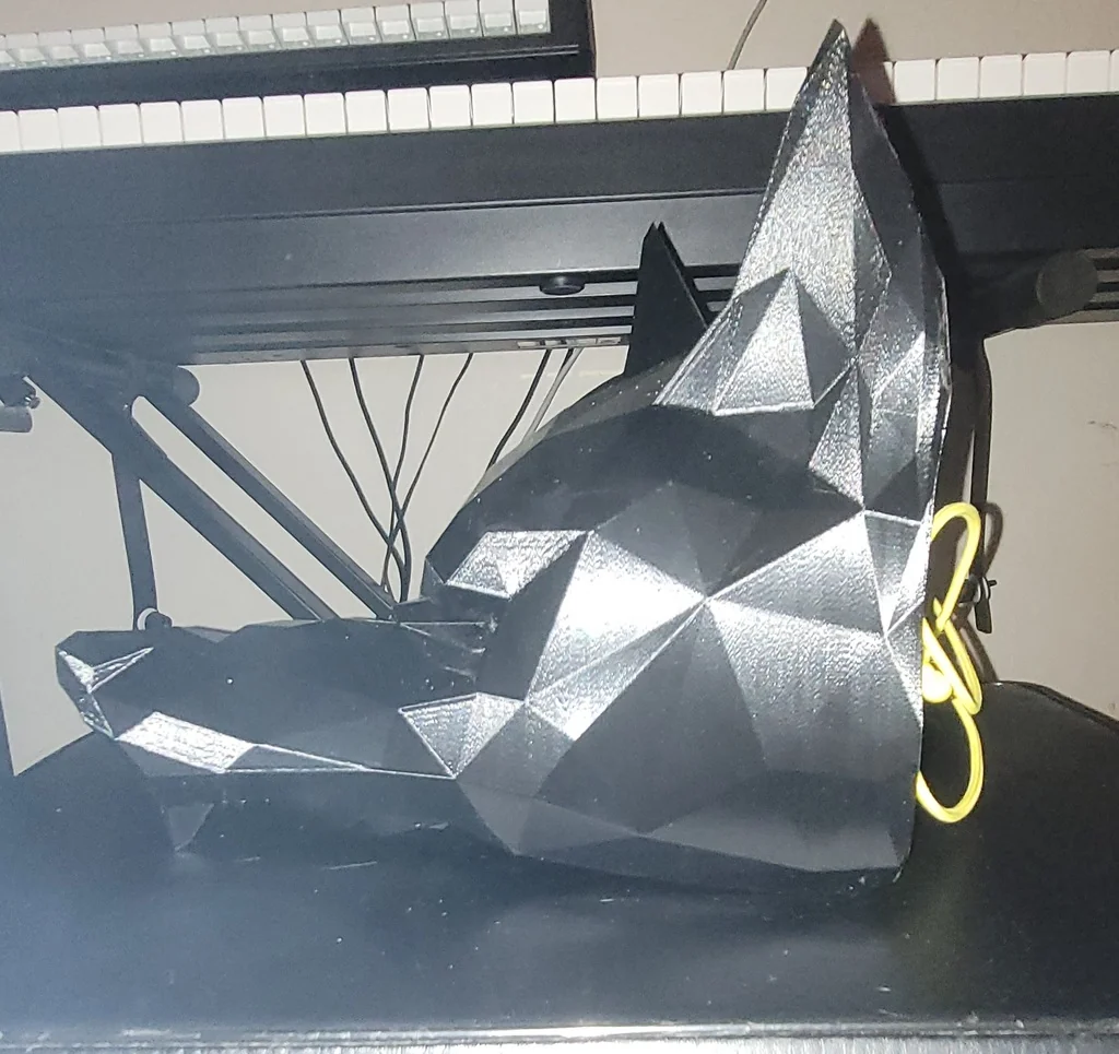 3D модель Низкополигональная волчья маска с отверстиями для шнурка - фото 3