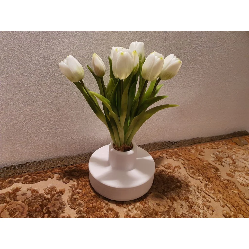 Широкий ваза с устойчивым основанием