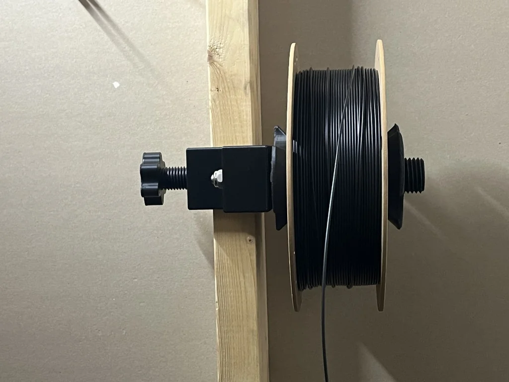 Держатель катушек на стене