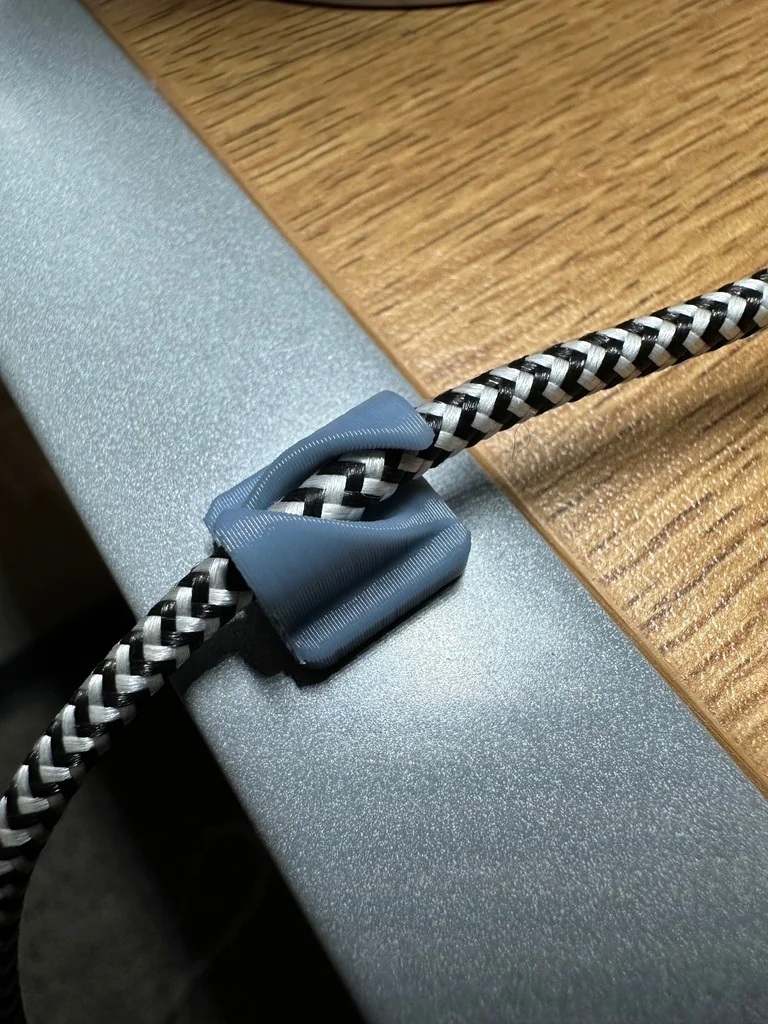 Держатель для кабелей Lightning с магнитом