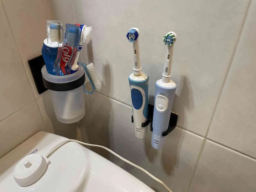 Держатель для двух электрических зубных щеток