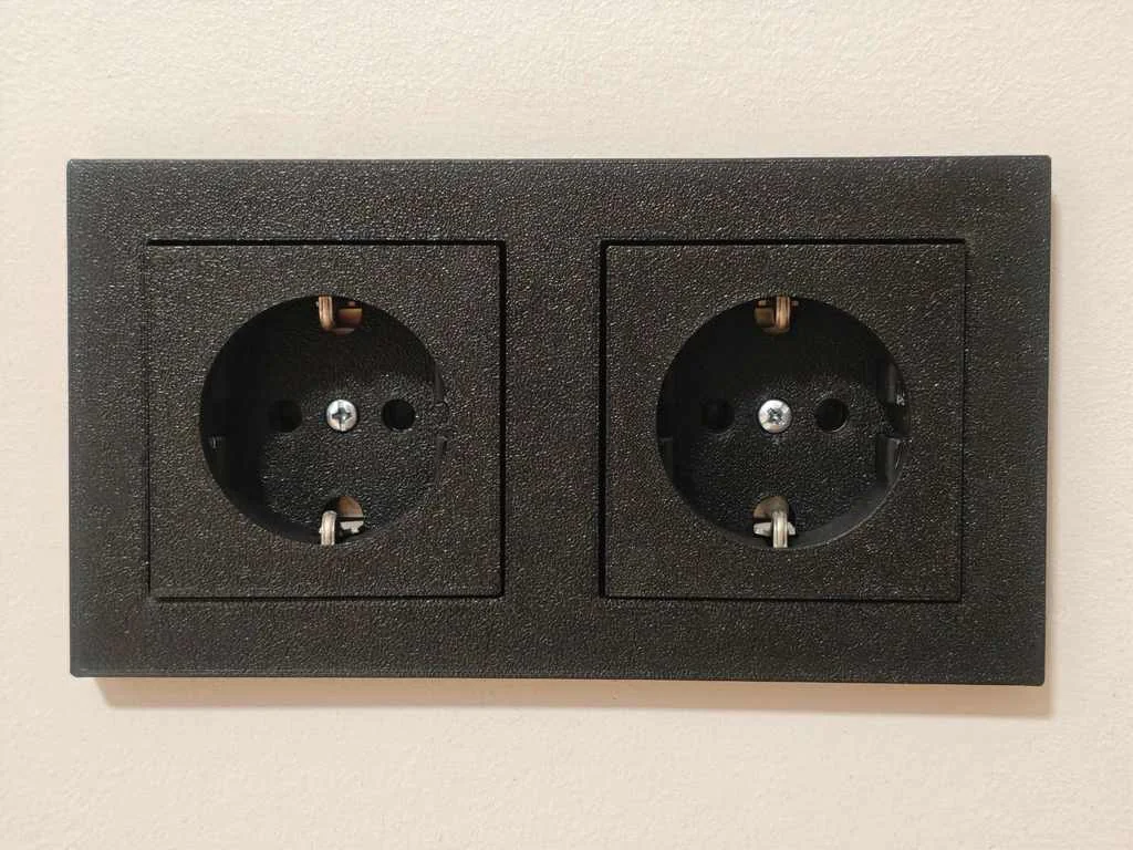 Рамка для розетки с крышкой EU