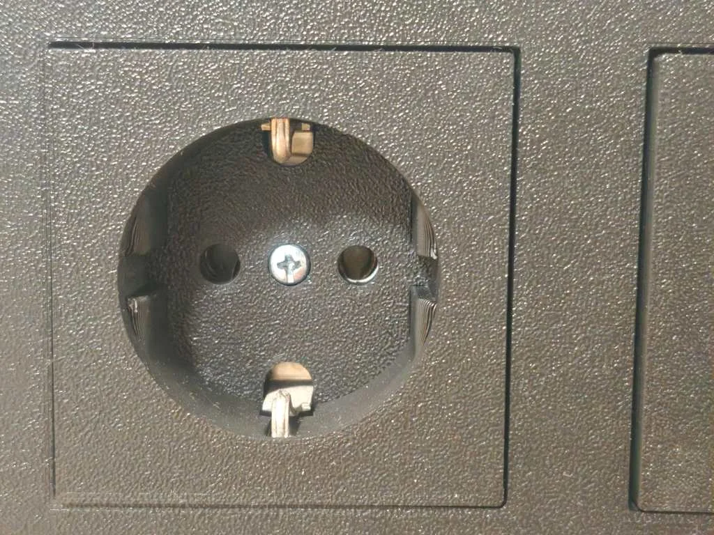 Рамка для розетки с крышкой EU