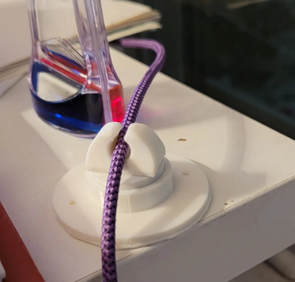 Ротационный держатель для кабелей