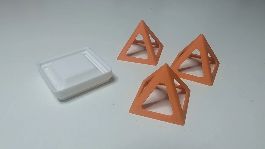 3D модель Малая пирамида для художников с держателем Gridfinity - фото 2