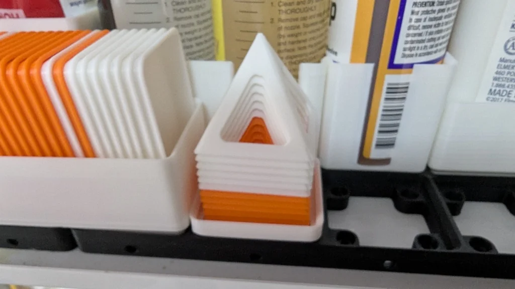 3D модель Малая пирамида для художников с держателем Gridfinity - фото 3