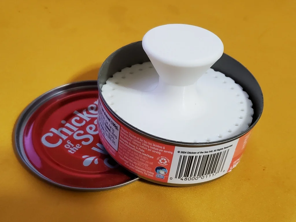 Приспособление для слива жидкости из консервов тунца