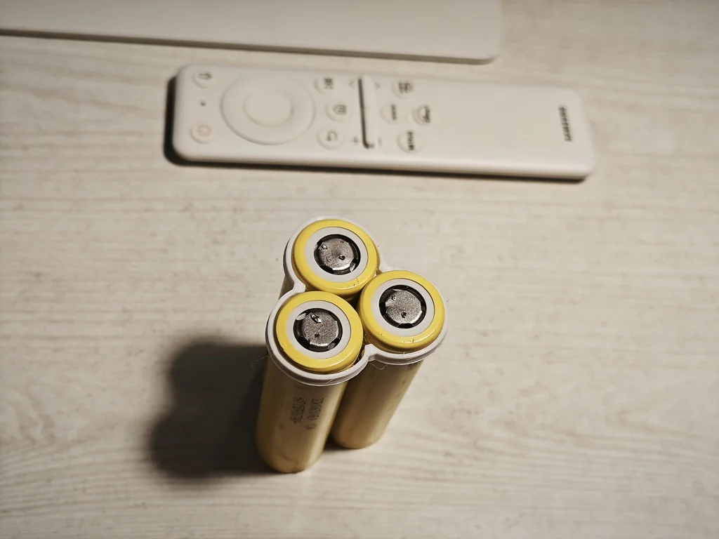 3D модель Кріплення для точкової зварки акумуляторів 18650 - фото 3