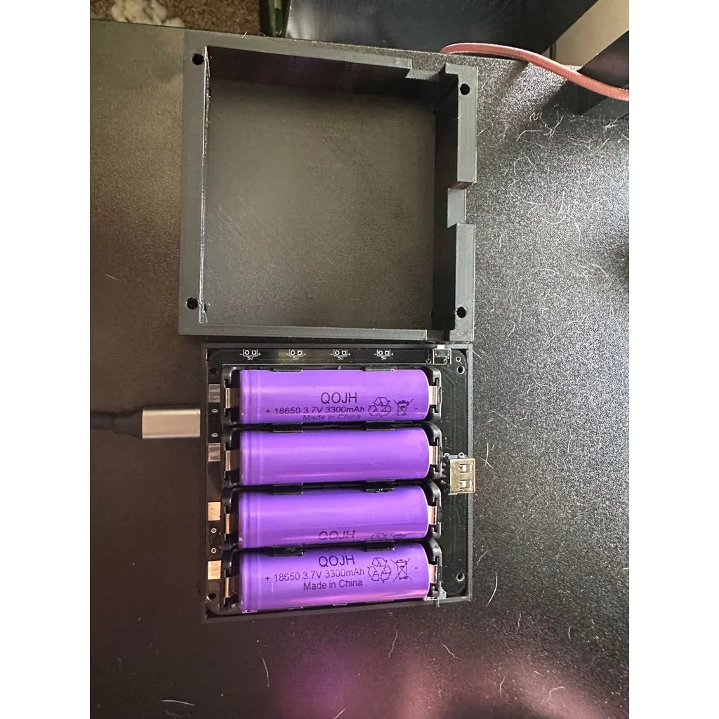 3D модель Тримач батарей FORIOT на 4 слоти з 2 місцями для перемикачів - фото 1