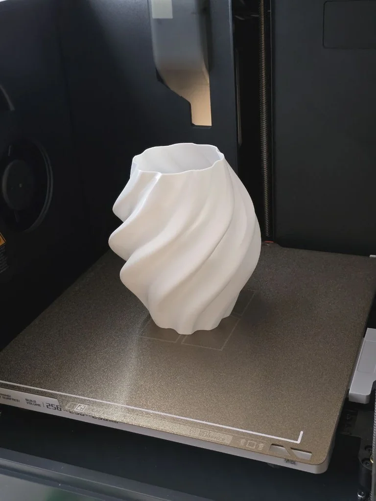 3D модель Елегантна спіральна ваза та тримач для ручок - фото 3