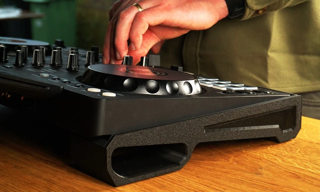 3D модель Подставка для контроллера Pioneer DDJ-FLX4 - фото 1