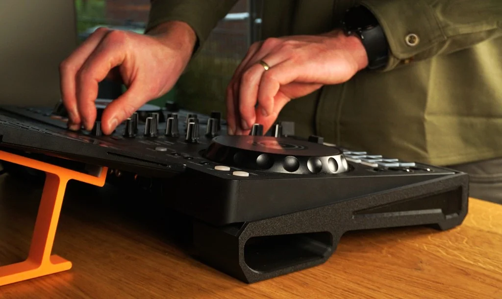 3D модель Подставка для контроллера Pioneer DDJ-FLX4 - фото 2